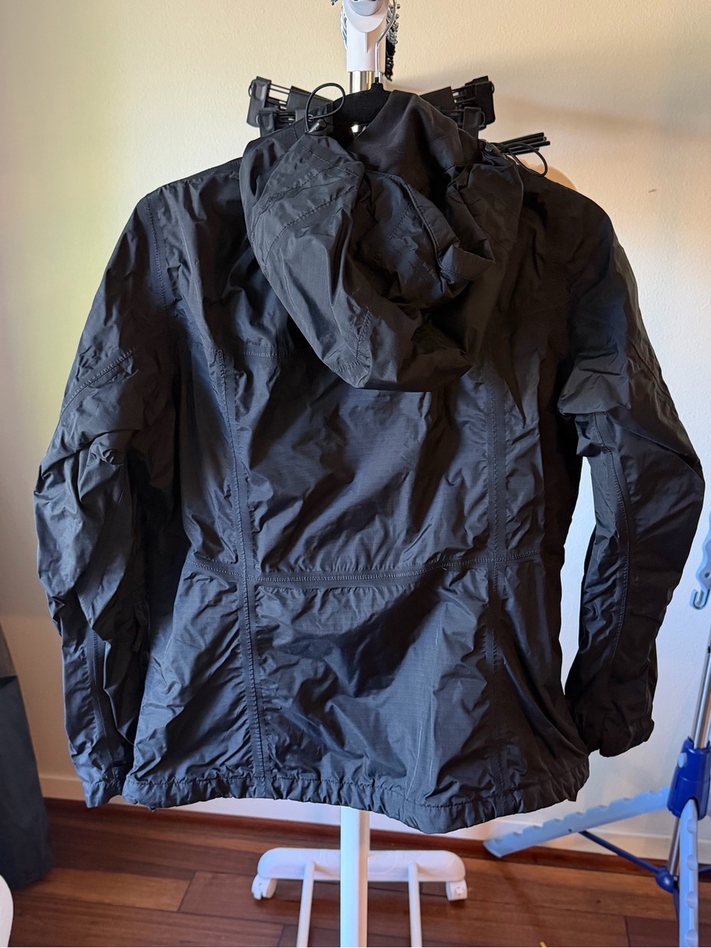 The North Face Women’s Black Rain Shell, size Medium - Picture 2 of 6